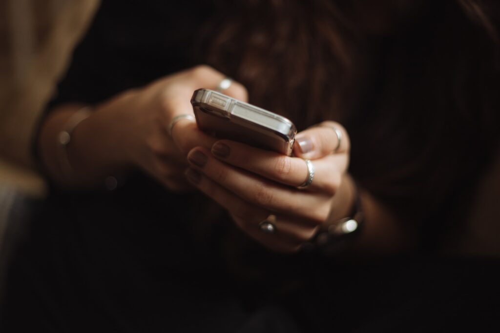 チャットボットの導入費用はどのくらい？選定の軸とサービスも紹介します